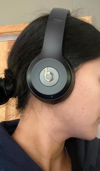 reviewer showing the side view of the black