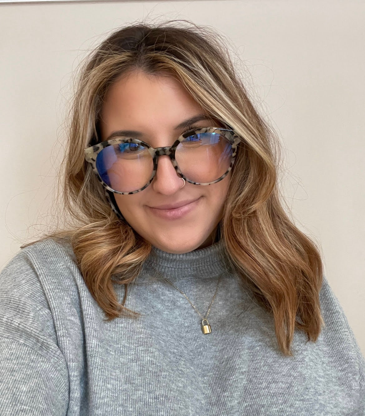 buzzfeed writer in large circular tortoise shell glasses