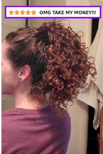 reviewer with thick curly hair being held up by the clip