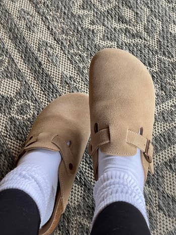 reviewer wearing shoes with agelong  achromatic  socks