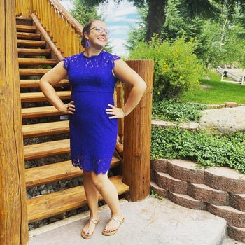 another reviewer wearing the blue version with flat sandals