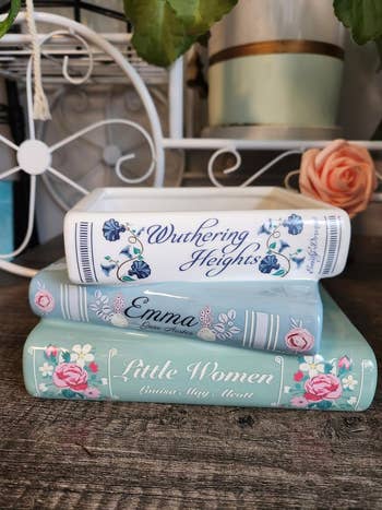 Tiga novel klasik dengan desain hardcover bunga:
