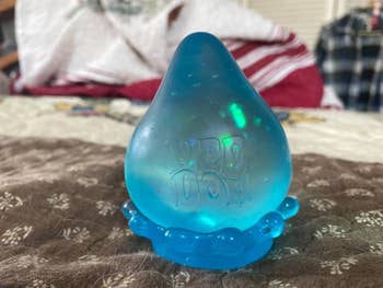 Blue, teardrop-shaped gel accent   reliever with 