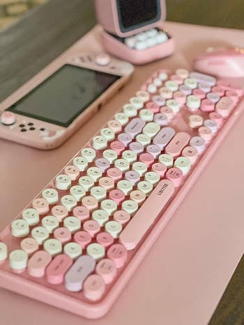 a reviewer photo of the pink keyboard and mouse on their desk