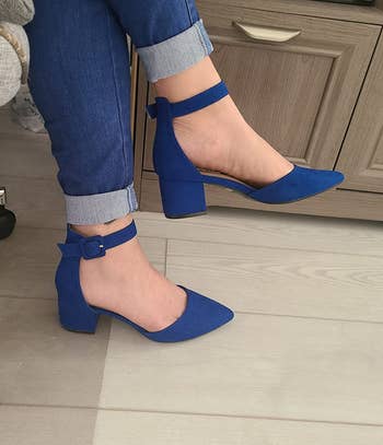 reviewer wearing royal blue pumps