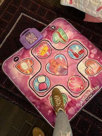 another reviewer photo of someone's foot on the pink dance mat