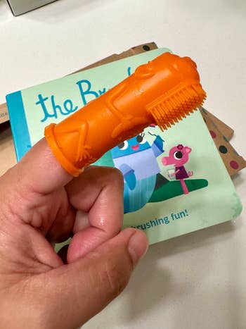 Sikat gigi jari silikon oranye untuk bayi