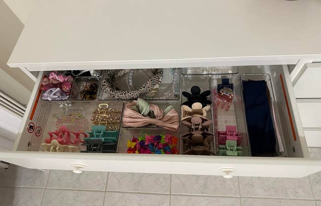 Drawer with hairsbreadth accessories neatly arranged wrong utilizing the wide integrative organizers