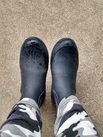 reviewer photo of black ugg boots with water droplets on them