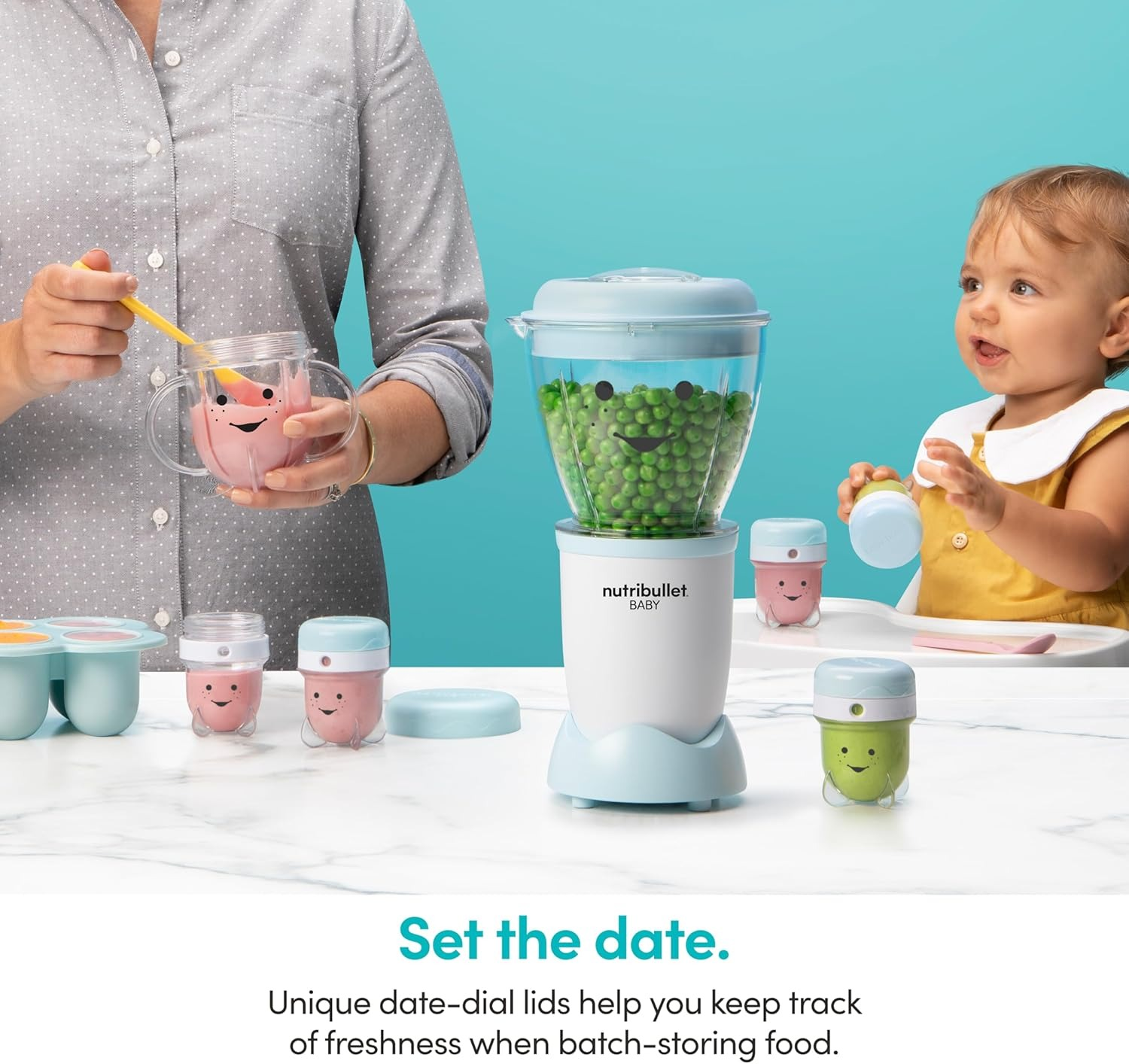 Orang yang menggunakan blender bayi nutribullet dengan bayi menonton. Blender dikelilingi oleh wadah makanan yang tersenyum. Teks menjelaskan tutup tanggal dial untuk kesegaran