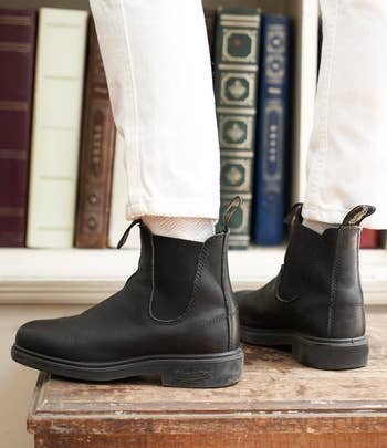 model wearing the chelsea boots in black