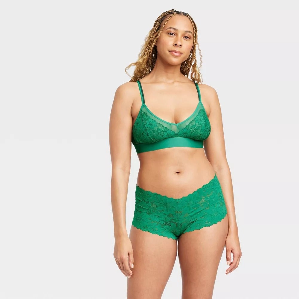 model wearing the lace boyshorts in green