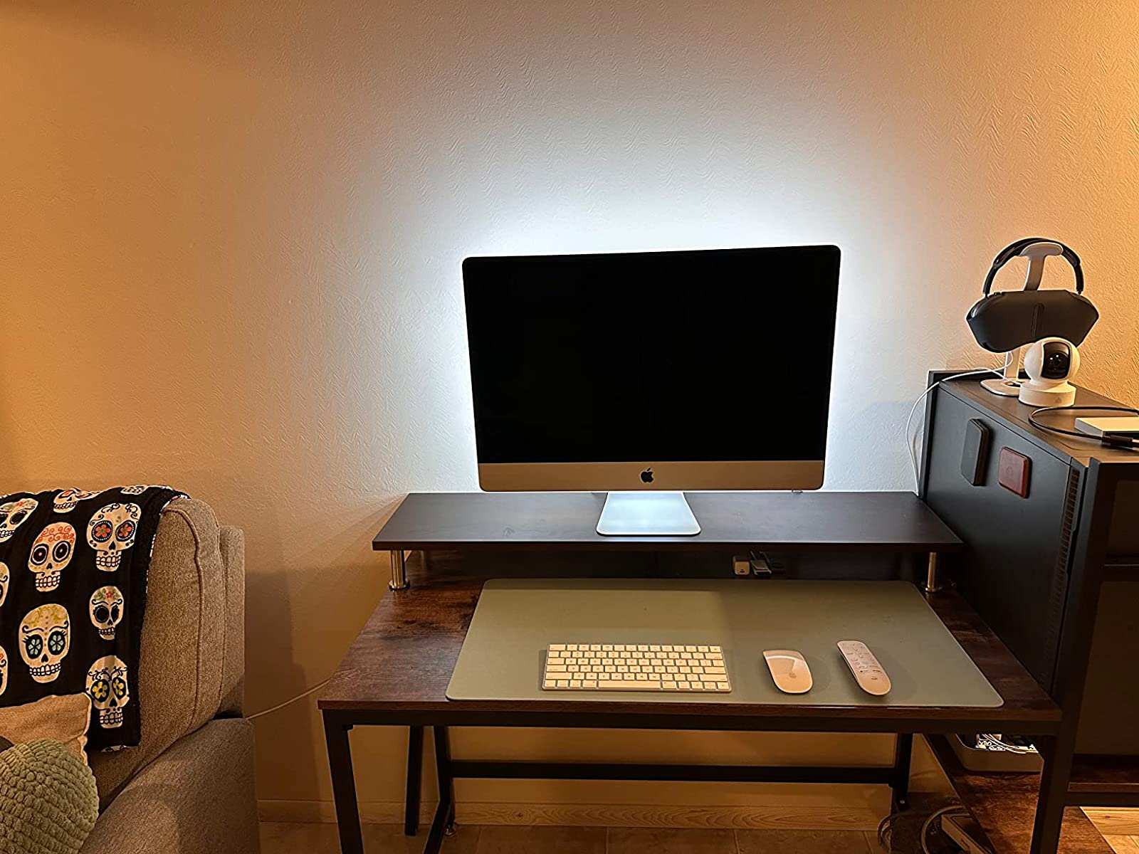 Front of reviewer's iMac with bright backlight provided by LED strip on the back 