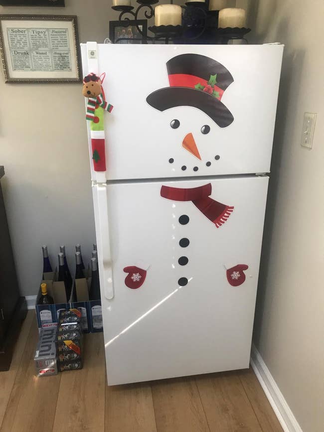 magnets that make it look like there is a snowman on a fridge