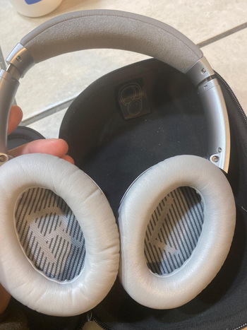 the same reviewer showing the inside of the headphones