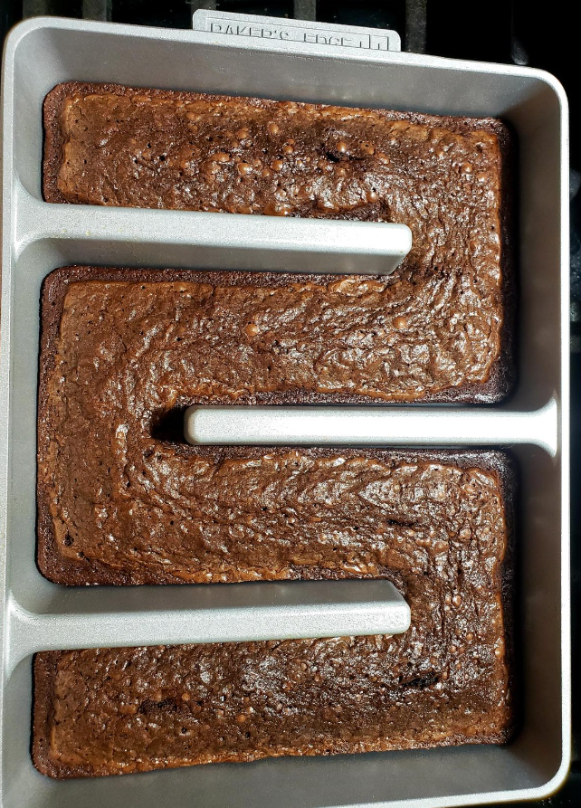reviewers Baker's Edge brownie pan filled with brownies