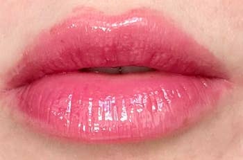 Glossy lips with a shiny, creaseless  finish. Perfect for showcasing a quality   product