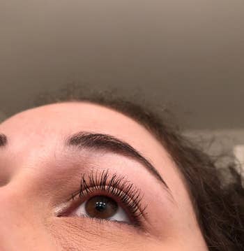 close up of reviewer's eyelashes perfect separated and clump-free