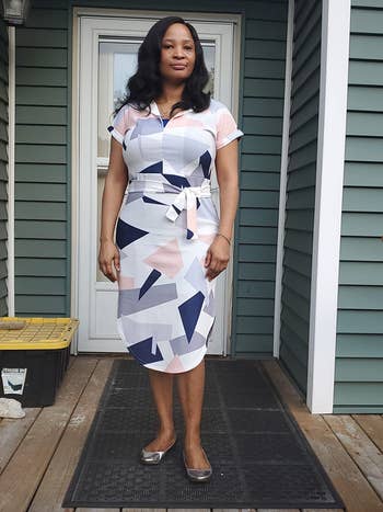 reviewer in the short sleeve tie waist dress in white with gray, peach, and navy shapes