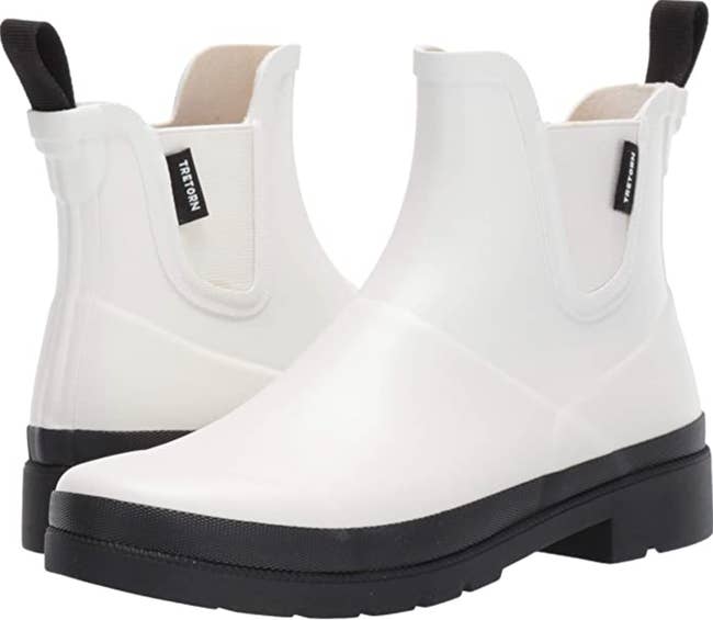 the rain boots in vintage white/black