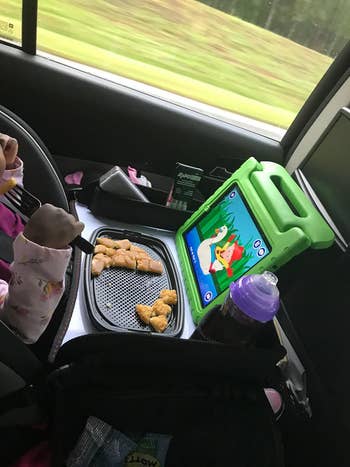 reviewers child eating on the tray