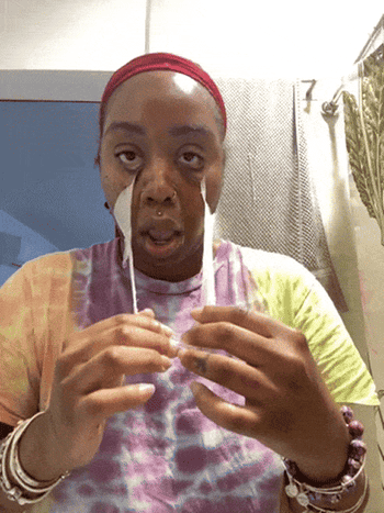 Reviewer peeling off peel-off face mask