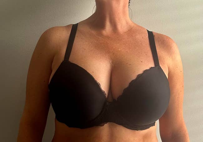 A adjacent up of the bra worn by a reviewer