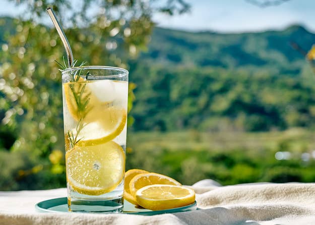 Cucumber Lemon Water and Other Summer Recipes Wasser rezepte, Zitronenwasser, Wa