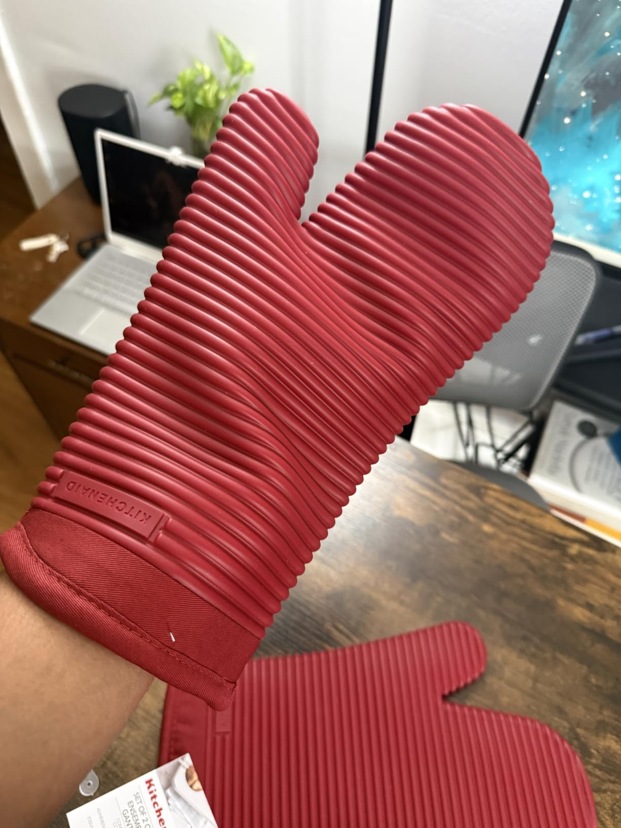 reviewer's manus  wearing the mitt successful  red