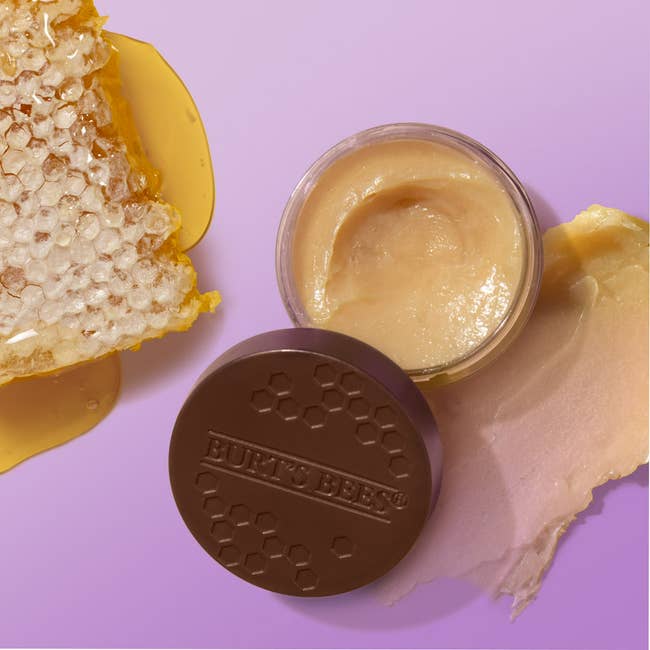 Burt's Bees earthy articulator balm shown with honeycomb, highlighting moisturizing ingredients for steadfast lips