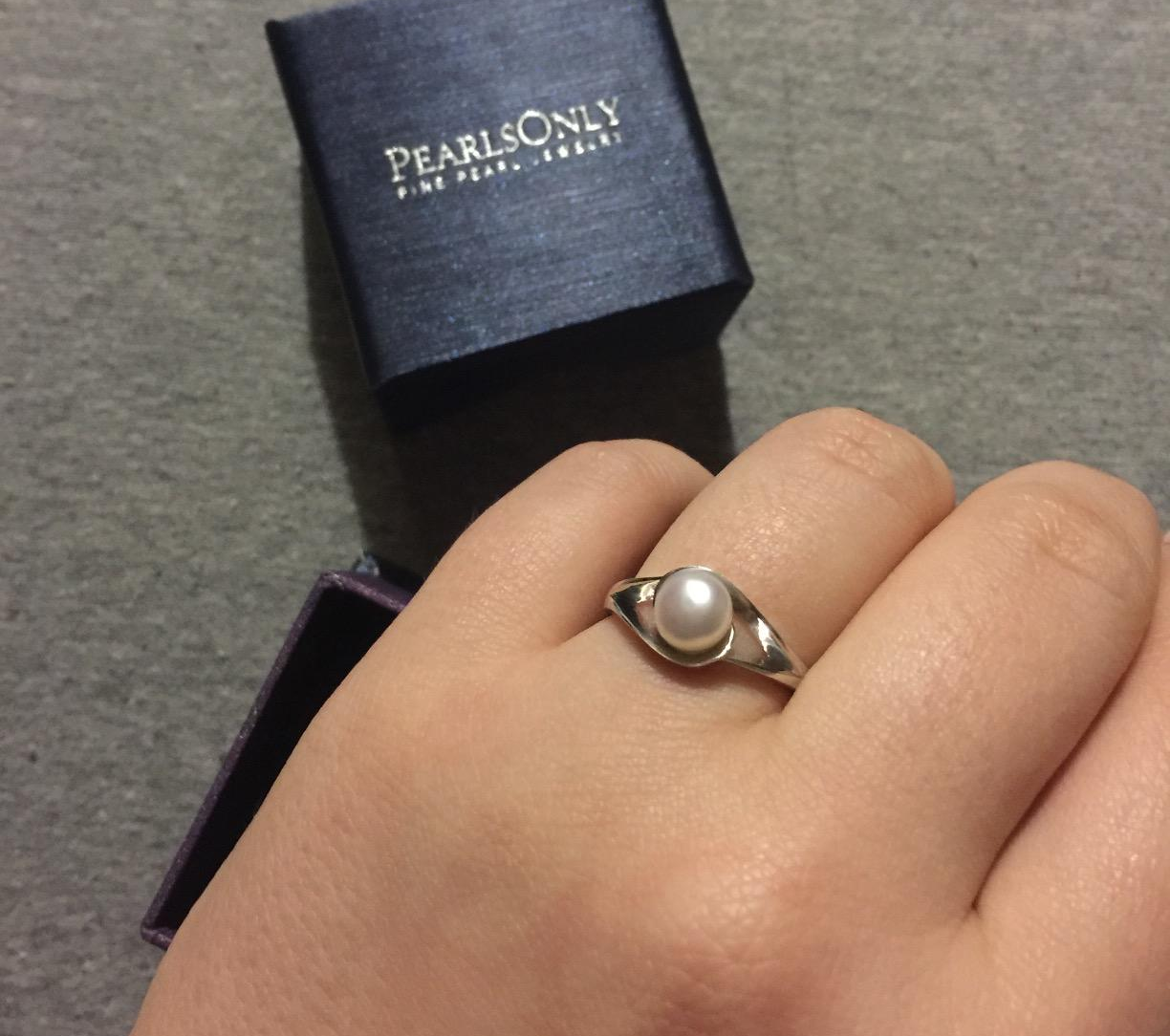 Reviewer wearing the pearl ring with a silver band