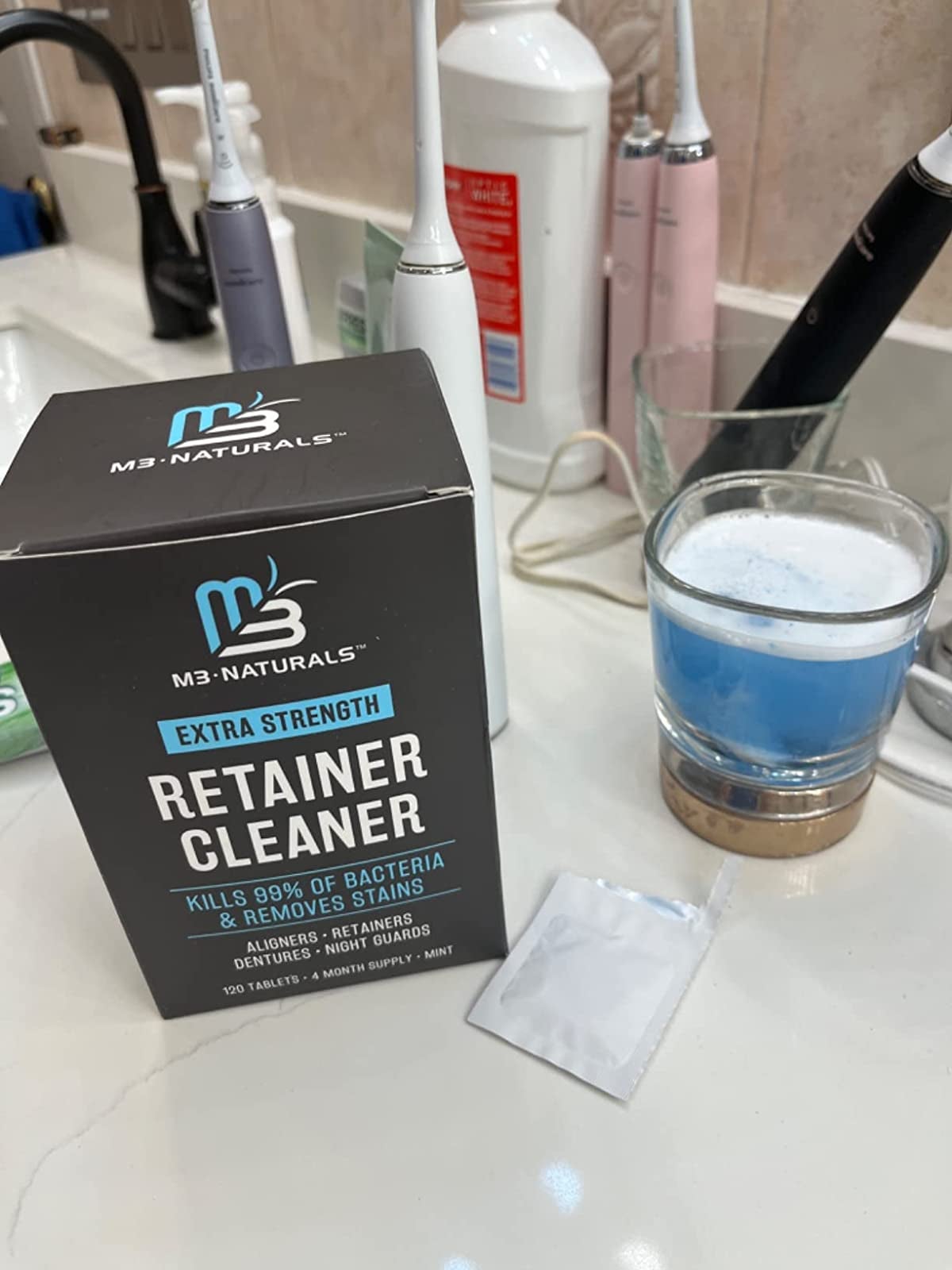 a reviewer using a retainer cleaner 