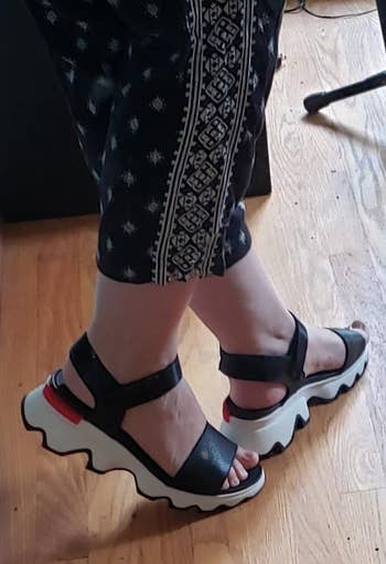 Reviewer photo of a closeup of white soled black strappy sandals 