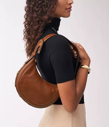 model wearing the brown shoulder bag