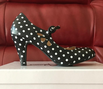 Reviewer image of black and white polka dot shoes on white box