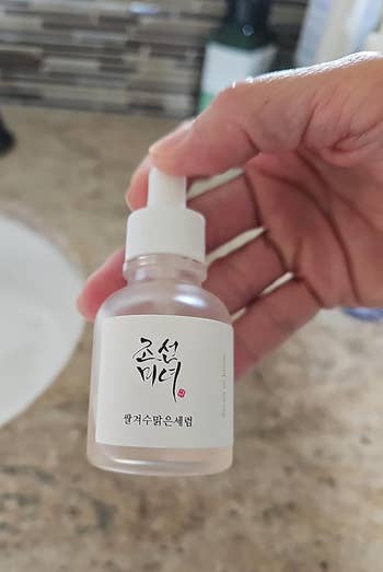 A reviewer holding the serum