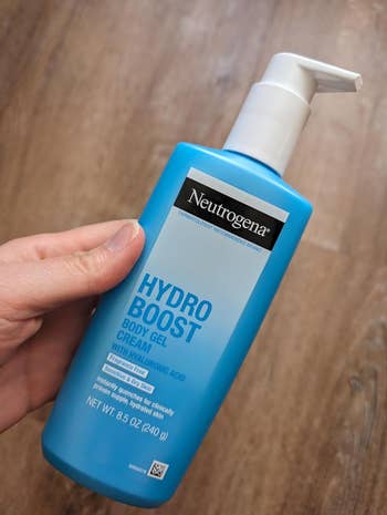 A manus  holding a vessel  of Neutrogena Hydro Boost Body Gel Cream with hyaluronic acid, designed for boosting hydration and smoothness