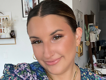 buzzfeed writer ali wearing eyeshadow from kimchi x trixie mvpalette on eyes