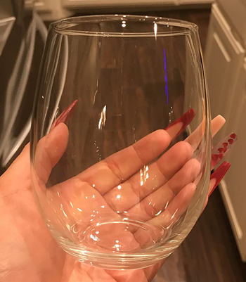 Reviewer holding the glass without liquid in it