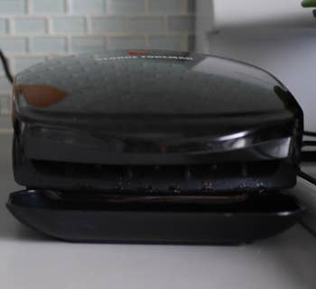 Reviewer image of black panini press closed