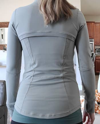 Reviewer showing back of the jacket in gray to show paneling seams 