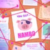 软木板和一堆物品固定,中间是一个固定的照片一头猪和一个眼罩,上面写着“你有HAMBO”