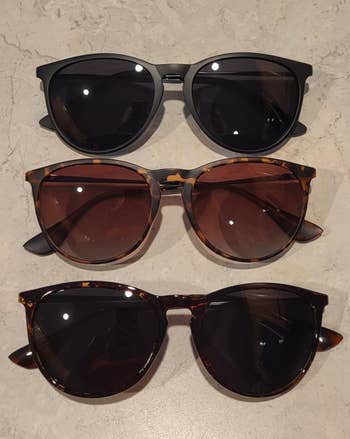  the apical  brace  has achromatic  frames, the mediate  brace  has acheronian  brownish  frames, and the bottommost  brace  has a tortoiseshell pattern