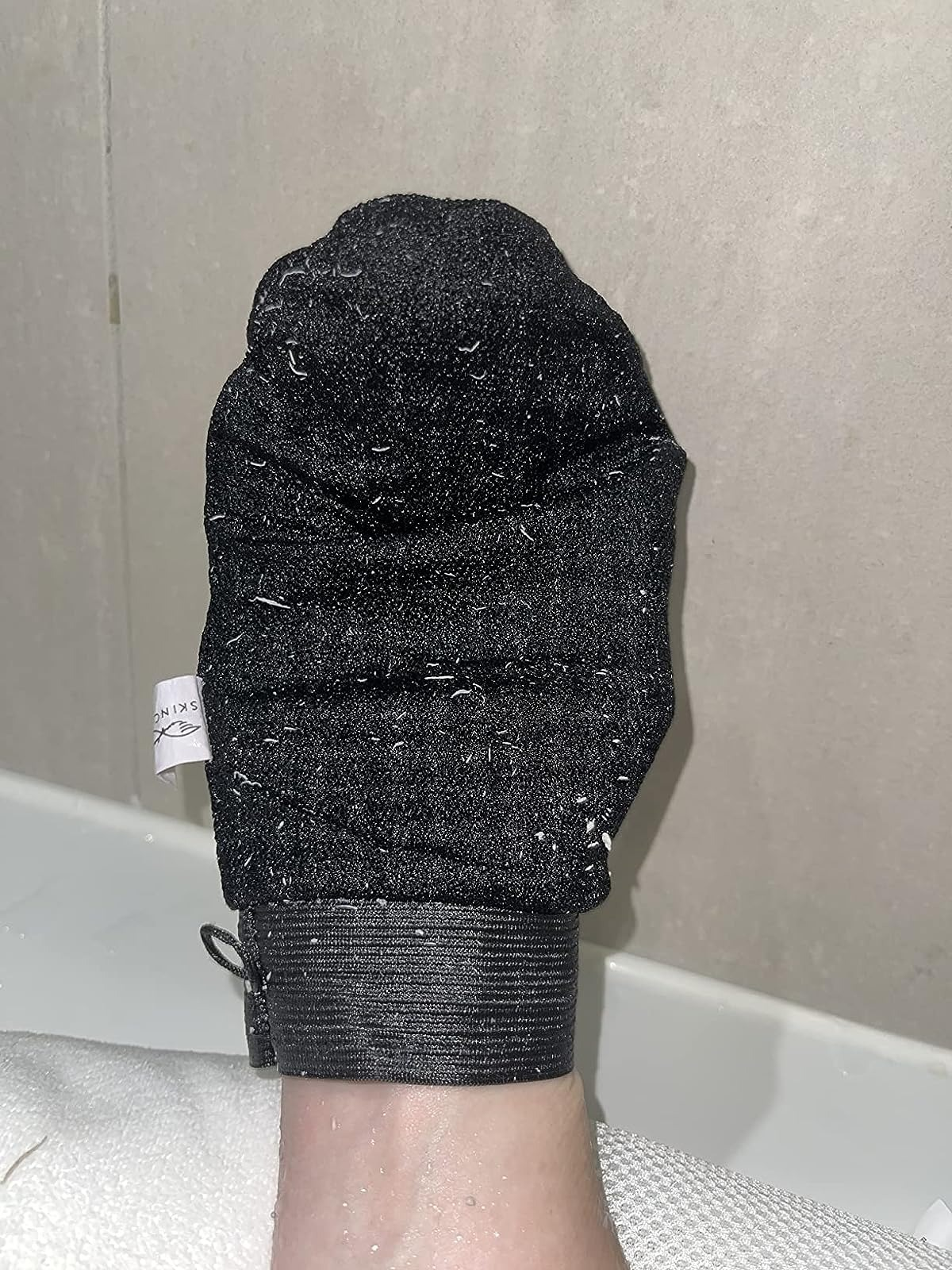 Reviewer's mitt with disposable   dormant   tegument  flakes