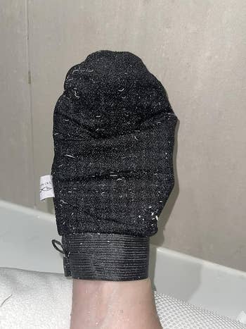 Reviewer's mitt with disposable   dormant   tegument  flakes