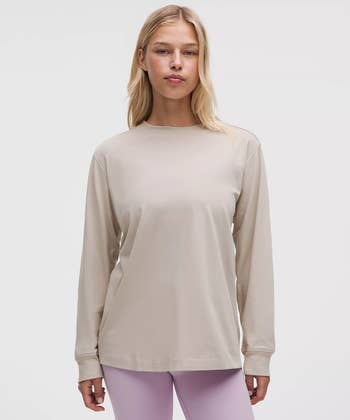 Person wearing a long-sleeve apical  and airy  leggings, suitable for casual oregon  diversion  wear