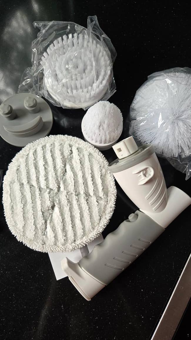 Set sikat pembersih kamar mandi dengan kepala yang dapat dilepas, termasuk sikat gosok, bantalan pel, dan spons. Ideal untuk berbagai tugas pembersihan