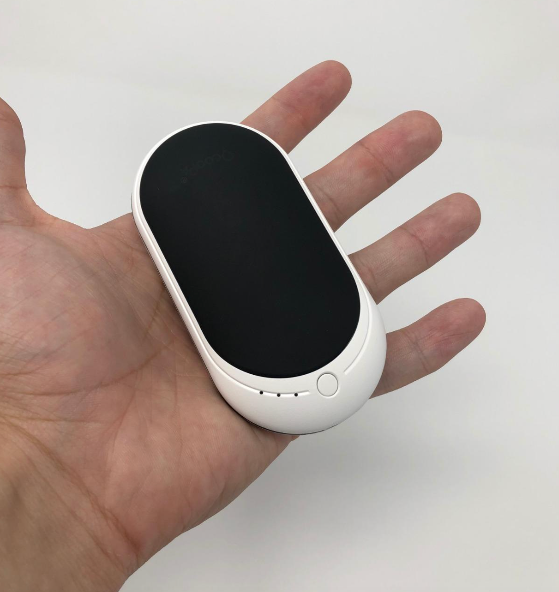 reviewer holding the hander warmer