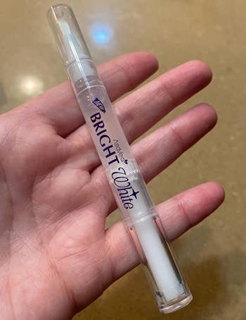reviewer holding the teeth whitening pen