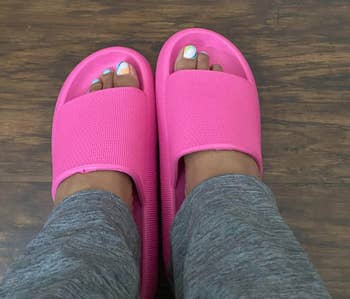 reviewer wearing the slides in hot pink